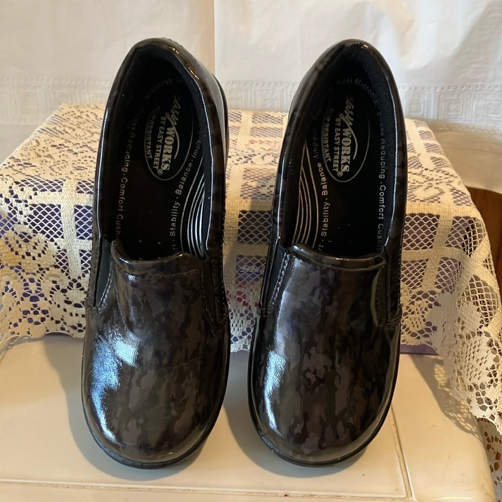 Easy Works by Easy Street Womens Sz 7 1/2 Loafers Black Camouflage Slip on GUC